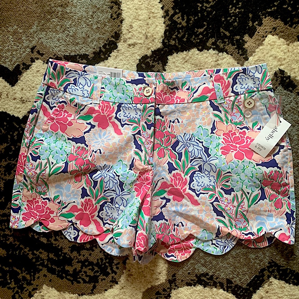 *NWT* Crown & Ivy Scalloped Floral Shorts